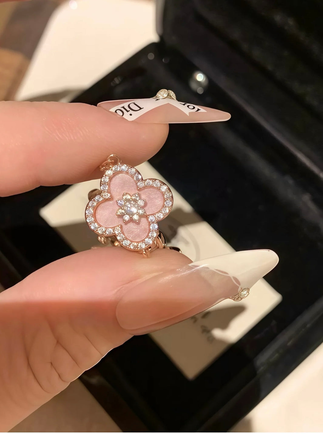Floral Elegance Bracelet in
Nacre - Rose Gold Finish