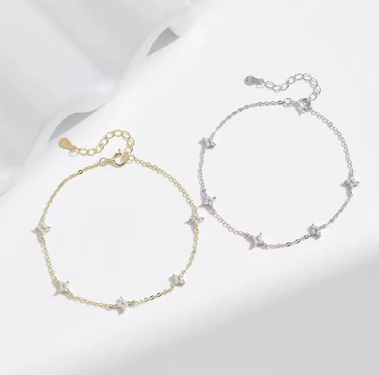 Small delicate flower bracelet (gold/silver)