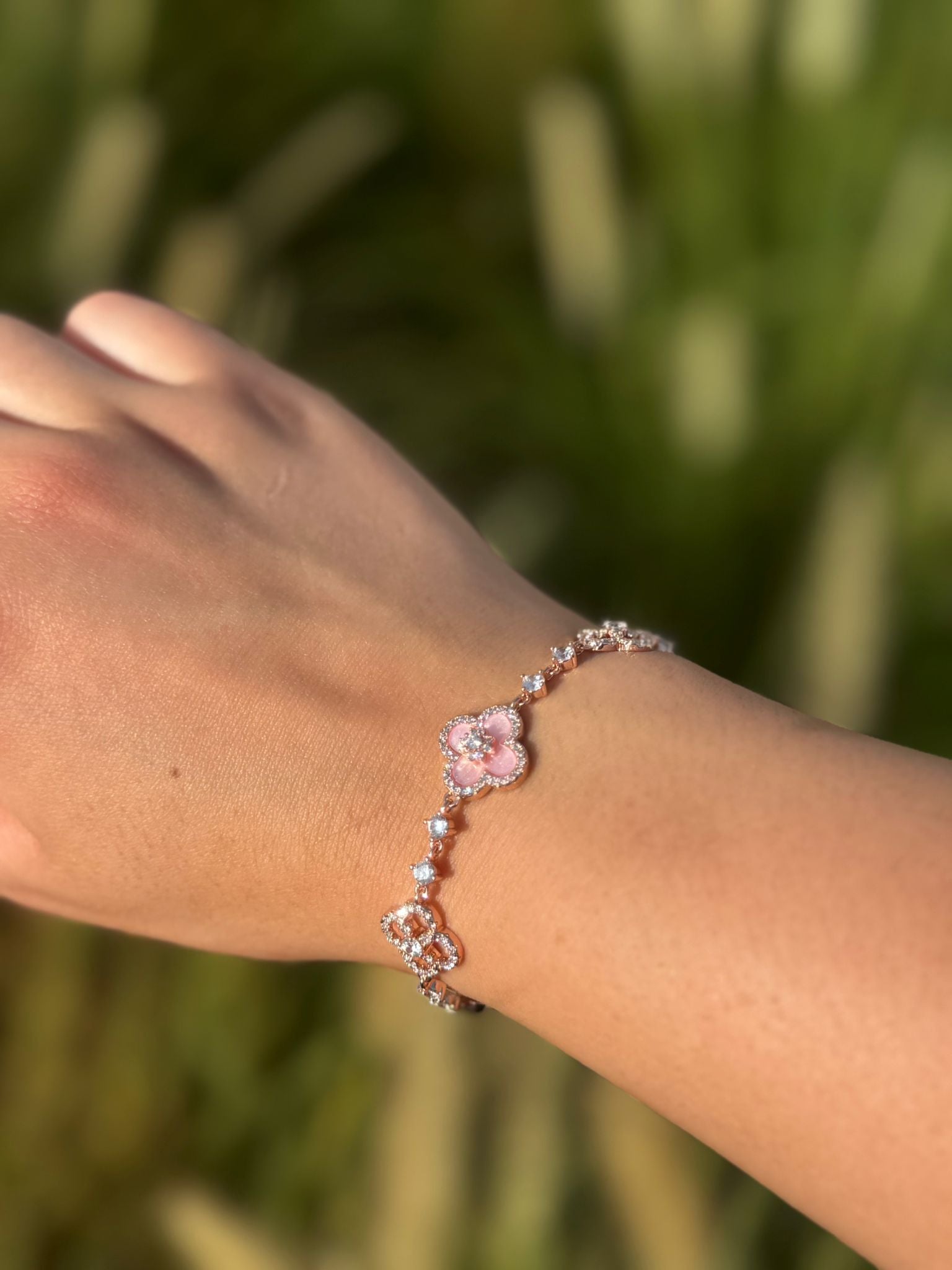 Floral Elegance Bracelet in
Nacre - Rose Gold Finish