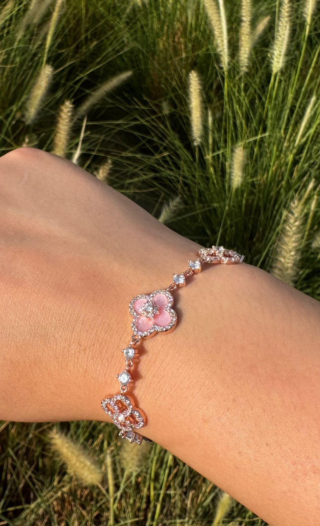 Floral Elegance Bracelet in
Nacre - Rose Gold Finish