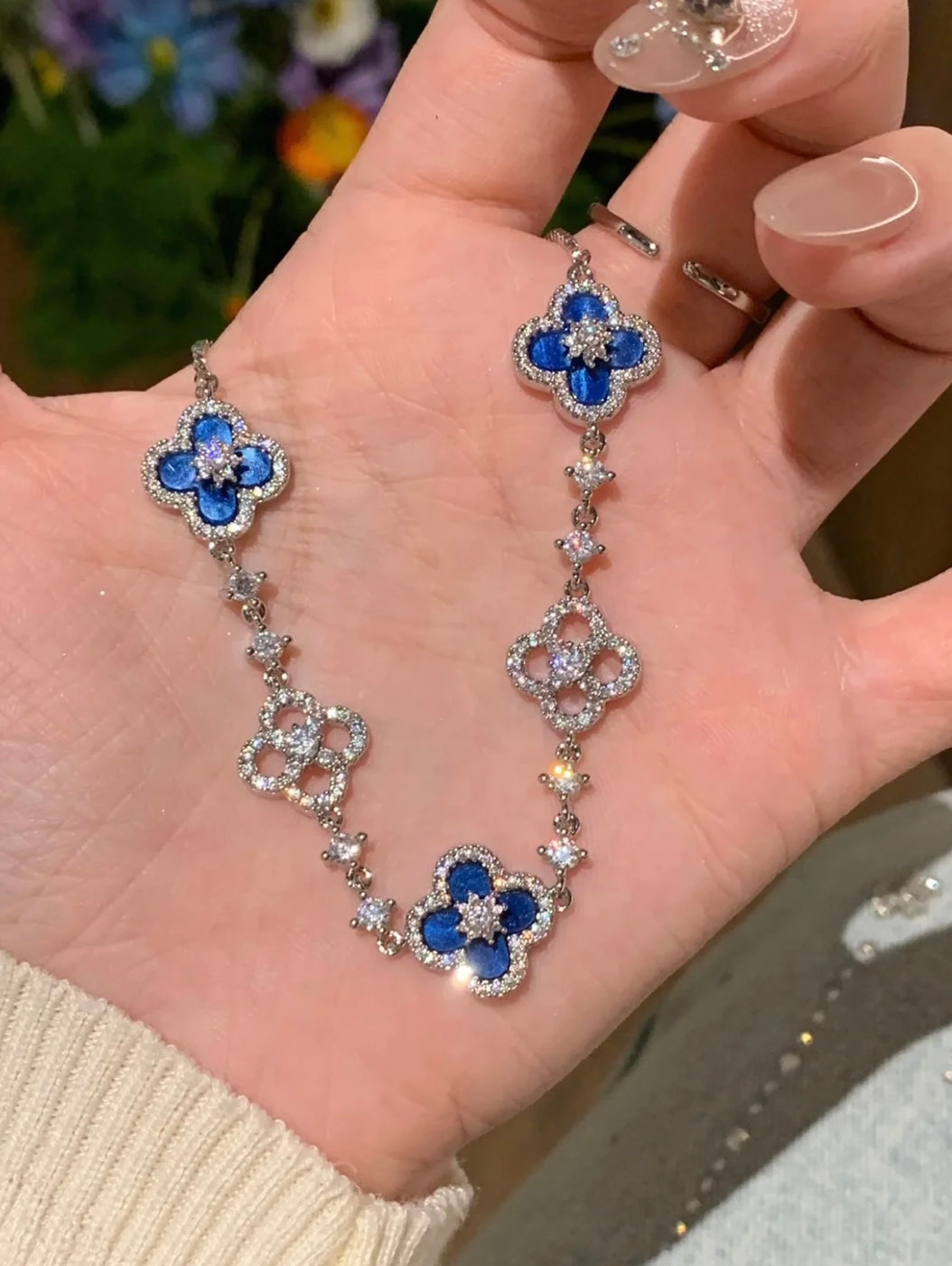Floral Elegance Bracelet in
Nacre - Blue Finish